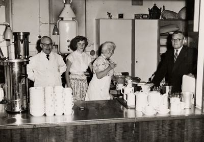 1938 Personeel van een kantine van de Koninklijke Maatschappij de Schelde (KMS) in Vlissingen. Links: de heer Ko de ...