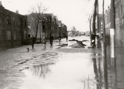 1942 Tweede Wereldoorlog. De Scheldestraat gezien in de richting van de Singel na de inundatie
