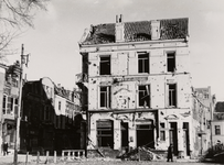 20 Tweede Wereldoorlog. Nieuwendijk na de strijd met op de voorgrond café Universel van Fr. L.A. Verhulst. Geheel ...