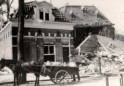 200 Tweede Wereldoorlog. De verwoeste Doopsgezinde Kerk (rechts) in de Van Dishoeckstraat gezien vanuit de Glacisstraat