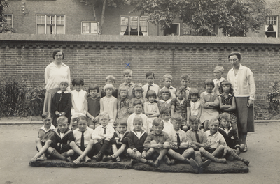 2012 Eerste of tweede klas van de openbare Bouwen Ewoutschool. Links staat juf Smits (volontaire), rechts staat juf ...
