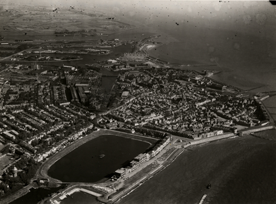 2037 Luchtfoto van Vlissingen met op de voorgrond de boulevards en de Spuiboezem. Op de achtergrond de binnenhavens, de ...