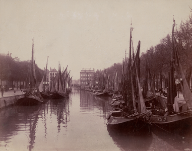 2039 Vissersvloot in de Koopmanshaven. Links ziet men de Bierkade en rechts de Bellamykade. Links de botter Vli.11 van ...