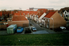2041 De Marinestraat gezien vanaf de Oranjedijk. In 1981-1982 zijn diverse woningen gesloopt i.v.m. het verbreden en op ...