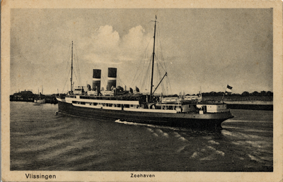 2078 'Vlissingen. Zeehaven' Stoomvaartmij. Zeeland, één der schepen vaart de Buitenhaven in.
