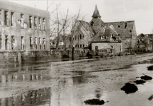 2100 Tweede Wereldoorlog. Paul Krugerstraat, links de R.H.B.S., rechts de Gereformeerde Kerk
