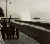 2104 Overslaand water op Boulevard de Ruyter tijdens een hevige storm. De dag voor de stormvloedramp van 1 febr. 1953.