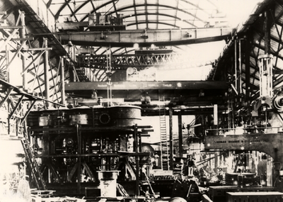 2115 De in 1881 gebouwde machinefabriek in Vlissingen. Montage van nieuwe kraan. Op de voorgrond is een machine voor de ...