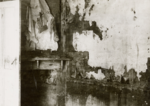 2145 Tweede Wereldoorlog. Tuinstad na de inundatie van nov. 1944. Interieur van een huis na de overstroming