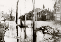 2159 Tweede Wereldoorlog. Na de inundatie, de Paul Krugerstraat gezien vanuit de Badhuisstraat