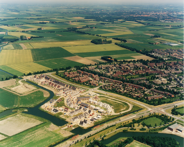 2168 Luchtfoto van Vlissingen. Onderaan de nieuwe wijk Rosenburg en rechts ervan de wijk Bossenburgh