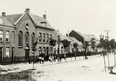 2184 Coosje Buskenstraat met links de Christelijk Gereformeerde Kerk A, en rechts ervan de openbare Duinpoortschool