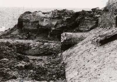 2190 Archeologisch onderzoek bij de Oostbeer aan de Commandoweg in Vlissingen. De Oostbeer is een verdedigingswerk met ...