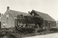 2195 Boerderij aan de Vlissingsestraat gem. Koudekerke (na 1969 Gerbrandystraat 182). Boerderij van Joost Vos