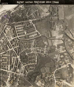 2199 Luchtfoto van Vlissingen. Boven vanaf rechts de linkerreduite (Kroonwerkgracht). Rechtsonder het vliegveld tussen ...