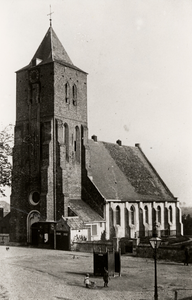 220 De Nederlands Hervormde kerk op het Oranjeplein in Oost-Souburg. De bijgebouwtjes aan de zijkant van de kerk zijn ...