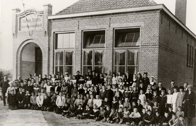 222 De Julianaschool aan de Rehobothstraat te Oost Souburg. Geheel links staat onderwijzer Vreeke, rechts staan ...