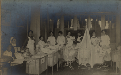 2231 Eerste Wereldoorlog. Noodhospitaaltje, ingericht voor Belgische vluchtelingen uit Antwerpen in de bewaarschool bij ...