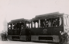 2236 Stoomtram Walcheren met op de achtergrond de watertoren van Vlissingen