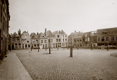 2241 Tweede Wereldoorlog. Door bominslag getroffen panden aan de Oude Markt gezien vanaf de hoek Oude Markt - Kerkstraat
