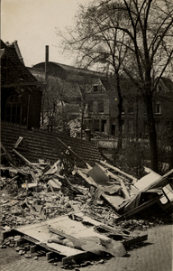 2259 Tweede Wereldoorlog. Bominslag Doopsgezinde Kerk en kosterswoning (voorgrond Glacisstraat 184) op 24 april 1942