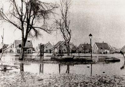 2261 Tweede Wereldoorlog. Zicht op Tuindorp gezien vanaf de Singel tegenover de Scheldestraat na de inundatie van 1944