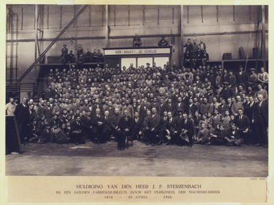 2294 Huldiging aan den heer J.F. Sterzenbach bij zijn gouden fabrieksjubileum door het personeel der Machinefabriek, ...