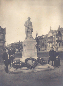 2395 Onthulling van het standbeeld van Frans Naerebout op Boulevard Bankert. Op de achtergrond de huizen aan de Coosje ...