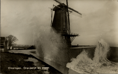 2418 'Vlissingen, Oranjedijk bij Storm.'Oranjedijk en Oranjemolen.