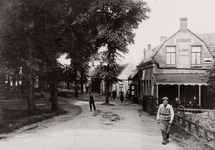 2423 De noordzijde van het Marnixplein in West-Souburg gezien naar het westen. Rechts café Tramhalte van D. Verburg