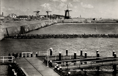 2431 'Vlissingen, Roeiershoofd en Oranjedijk'Op de voorgrond het Roeiershoofd. Daarachter Oranjedijk, Muur van Altena ...