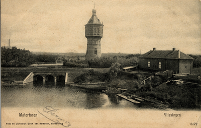 2442 'Watertoren. Vlissingen' De Watertoren aan de Badhuisstraat, gebouwd in 1894. Op de voorgrond de Kleine Spuiboezem