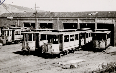 2451 Tweede Wereldoorlog. Vernielde trams in remise aan de Aagje Dekenstraat na de inundatie van Walcheren