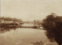 2460 Het Dok met links de Dokkade en op de voorgrond de Tonnenbrug. Achter de Tonnenbrug is de Dok- of Marinehaven. ...