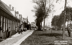 2472 Gezicht op het Marnixplein in West-Souburg. Rechts staat de heer P. de Priester. Links op de voorgrond P. Castel, ...