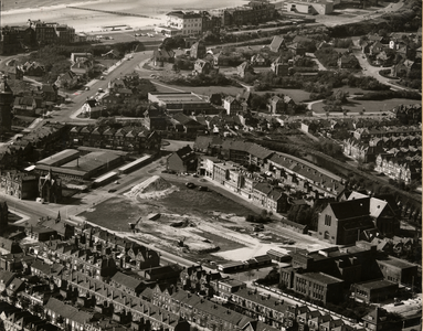 2492 Luchtfoto van Vlissingen met op de voorgrond de bouwput voor het nieuwe stadhuis. Rechts onder het gebouw van de ...