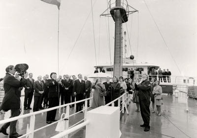 2537 Overdracht van de 1e dubbeldeksboot voor de Prov. Stoombootdiensten in Zeeland, de 'Prinses Christina'. Mevr. van ...