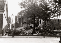 2583 Tweede Wereldoorlog. De Callenfelsstraat 24 en Callenfelsstraat 26 de duiventil na een bominslag op 20 augustus 1943