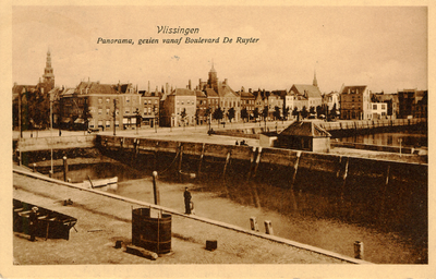 2598 'Vlissingen. Panorama, gezien vanaf Boulevard de Ruyter'Gezicht op de Voorhaven. Op de achtergrond De Ruyterplein ...