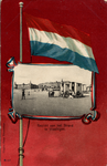 2612 'Gezicht aan het Strand te Vlissingen.' Kleurenkaart met vlag en zwart-wit afbeelding badstrand en Boulevard Evertsen.