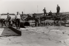 2741 Tweede Wereldoorlog. Zand spuiten op de Nolledijk in 1945. Gat in de Nolledijk ontstaan na het bombarderen van de ...