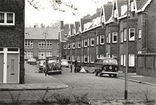 2802 De Nijverheidstraat gezien vanaf de Schuitvaartgracht. Op de achtergrond de Bonedijkeschool (anno 1925, gesloopt ...