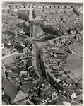 2821 Luchtfoto van Oost-Souburg. De Paspoortstraat uitkomend op het Oranjeplein met de Nederland Hervormde kerk