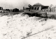 2857 Tweede Wereldoorlog. Schip in de Nolledijk. Een 2 meter val van het water. Bombardement op de Nolledijk op 7 okt. 1944