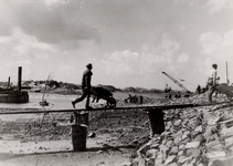 2861 Tweede Wereldoorlog. Arbeiders aan het werk aan de nieuwe Nolledijk in 1945. Het dichten van het gat in de ...