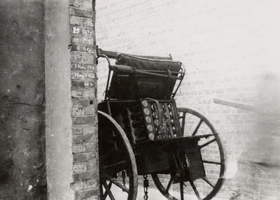 2867 Tweede Wereldoorlog. Mobilisatie, munitiewagen geparkeerd in de garage van de wasserij in de Van Dishoeckstraat 26