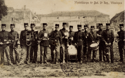 2940 Muziekkorps 4e Bat. 3e Reg., Vlissingen. Op het exercitieterrein van het arsenaal aan de Vissershaven