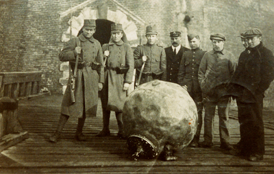 2942 Eerste Wereldoorlog. Zeemijn op het Roeiershoofd. Rechts staat Chris Qrucq