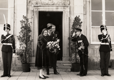 2962 H.M. Koningin Juliana en Z.K.H. Prins Bernhard in gezelschap van jhr. A.F.C. de Casembroot, commissaris van de ...
