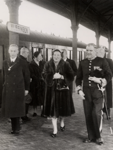 2963 Voor een werkbezoek en onthulling monument te Eede in Zeeuws-Vlaanderen arriveert H.M. de koningin op het station ...
